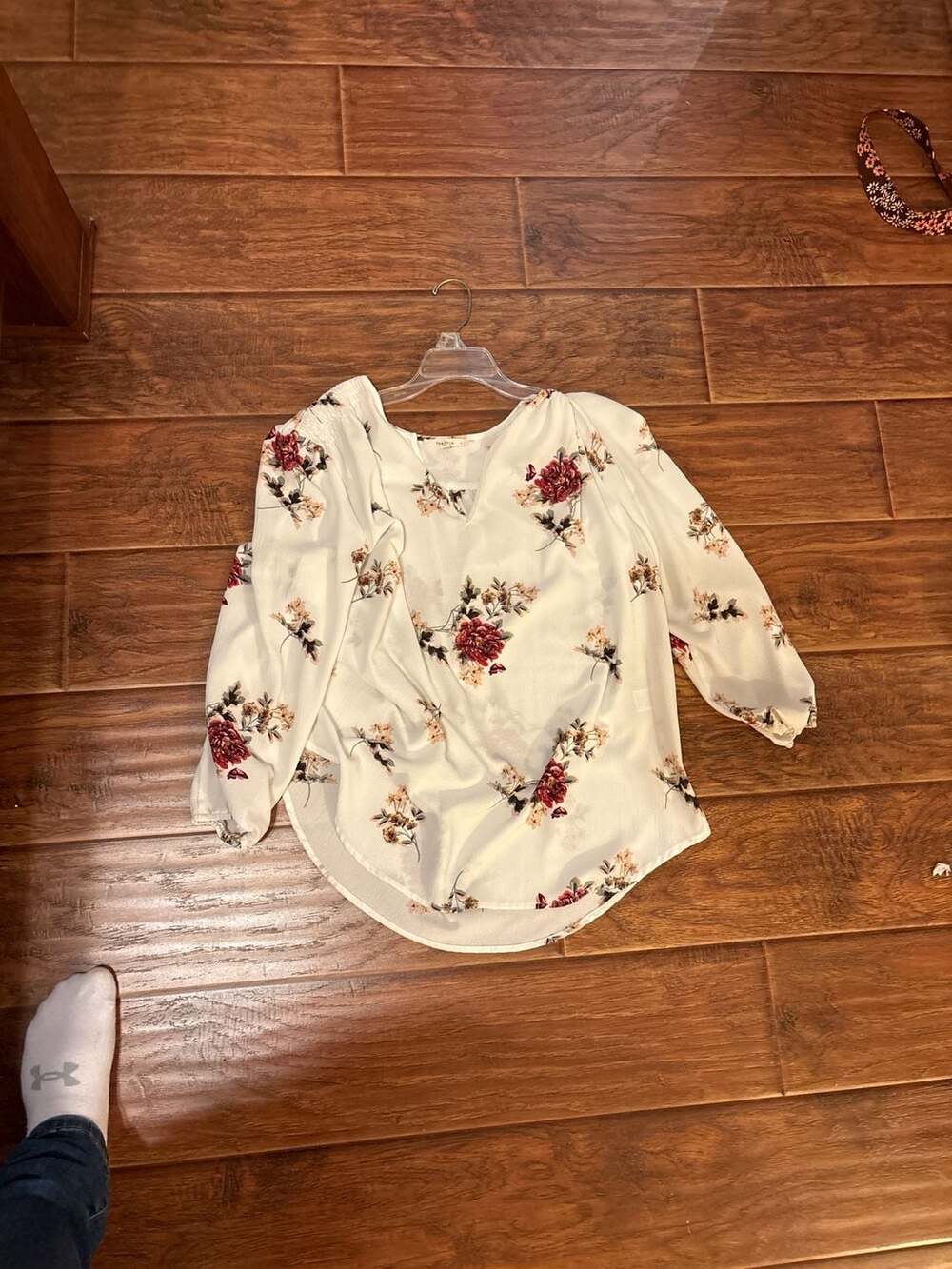 Fantastic Fawn White Floral Print V-Neck Long Sleeve Blouse Top